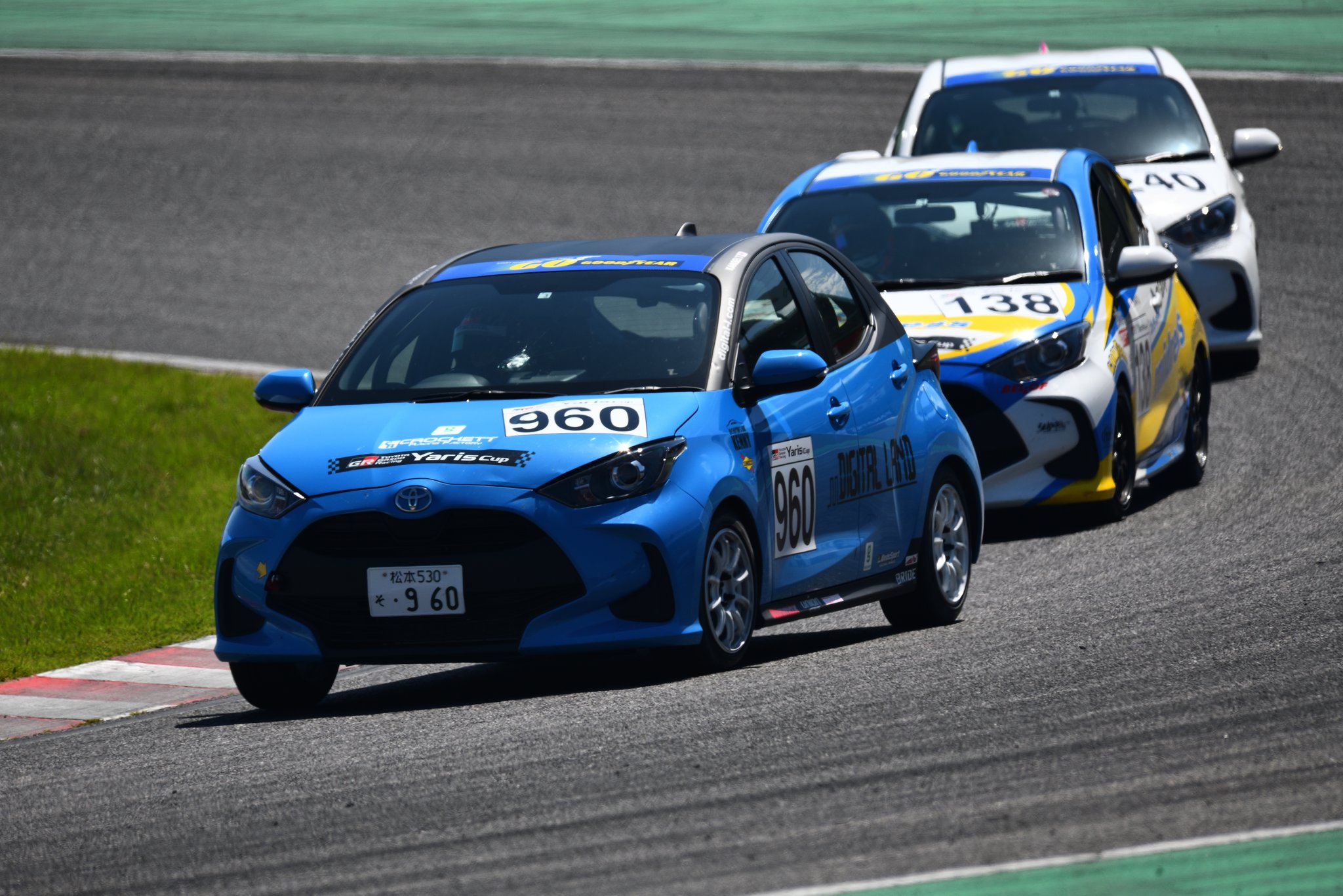 サーキットを走行するヤリスカップ車両